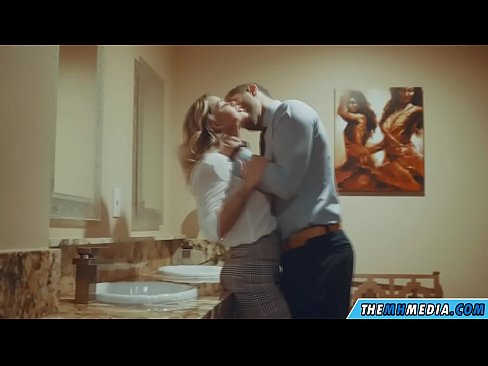 ❤️ Kung ang usa ka busty blonde naghaylo kanimo sa usa ka publiko nga kasilyas ❤️ Sex video sa amon ❌